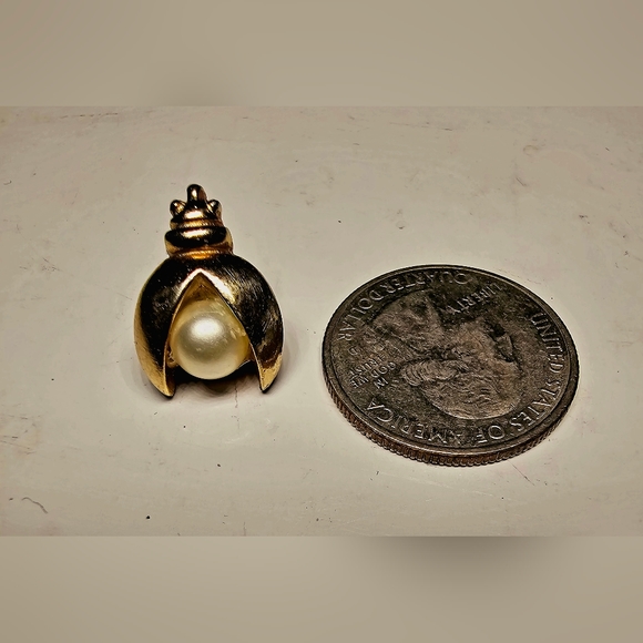 Vintage Sarah Coventry gold ladybug with faux pearl inset #cottagecore - Picture 4 of 4